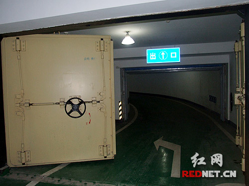 湖南女干部探访地下生命线 平常车库原是人防工程